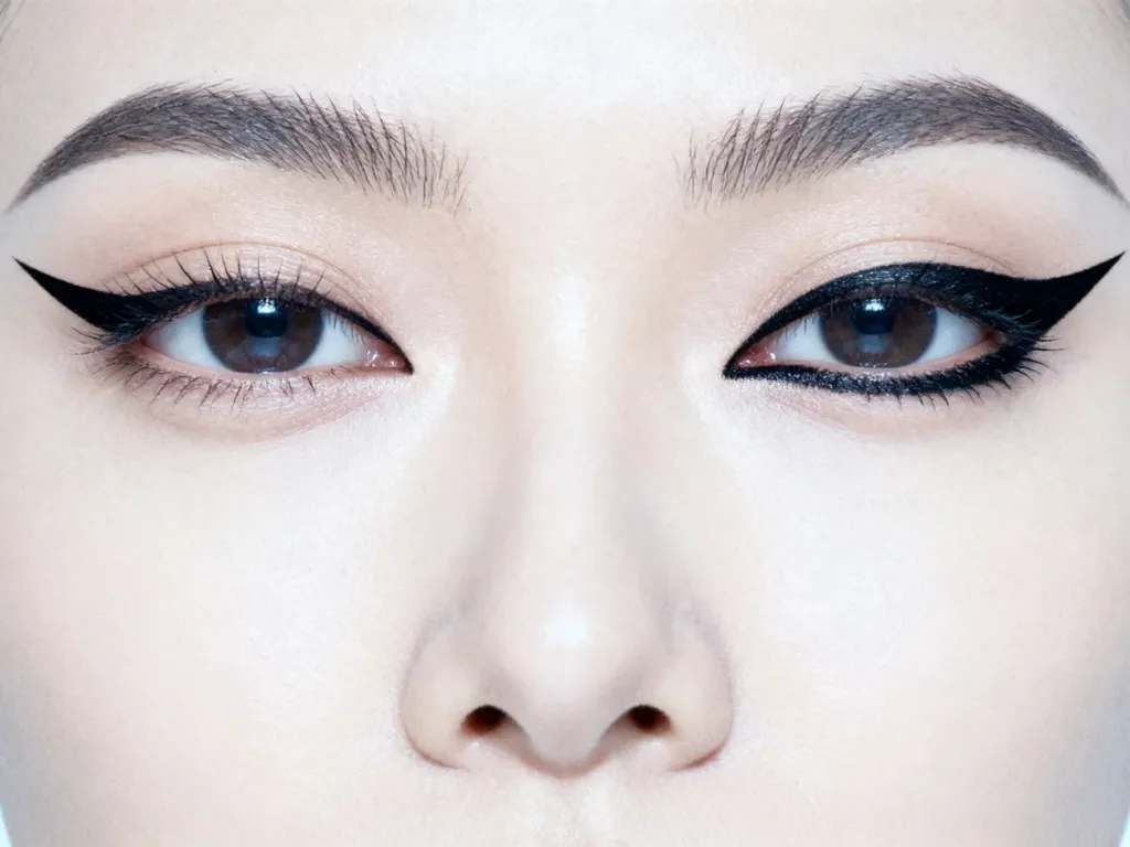 Porównanie precyzyjnej kreski typu winged eyeliner oraz wyrazistego kociego oka w profesjonalnym makijażu.