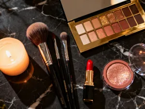 Eleganckie opakowania eyelinerów i próbka czarnego tuszu na marmurowym blacie, prezentujące jakość produktów do makijażu.