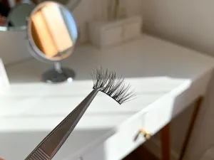 Elegancka pomadka na marmurowym blacie w świetle poranka, podkreślająca estetykę pielęgnacji ust.