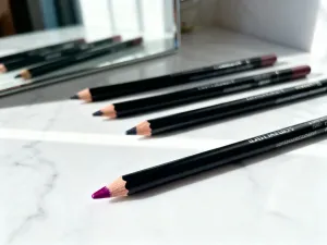 Elegancki tusz do rzęs Bulklash z otwartą szczoteczką na marmurowym blacie w jasnym, nowoczesnym wnętrzu salonu kosmetycznego.